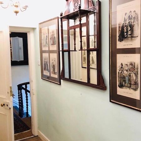 באת' Lauras Townhouse Apartments Dressmakers Salon מראה חיצוני תמונה