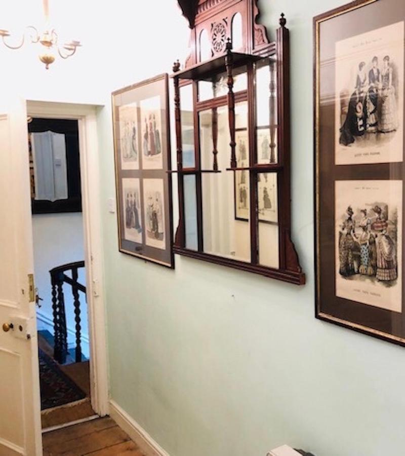 באת' Lauras Townhouse Apartments Dressmakers Salon מראה חיצוני תמונה