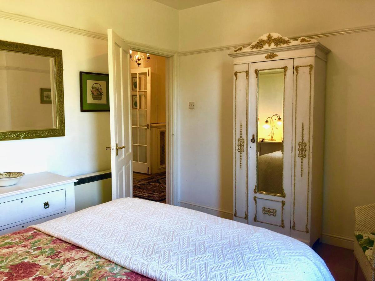 באת' Lauras Townhouse Apartments Dressmakers Salon מראה חיצוני תמונה