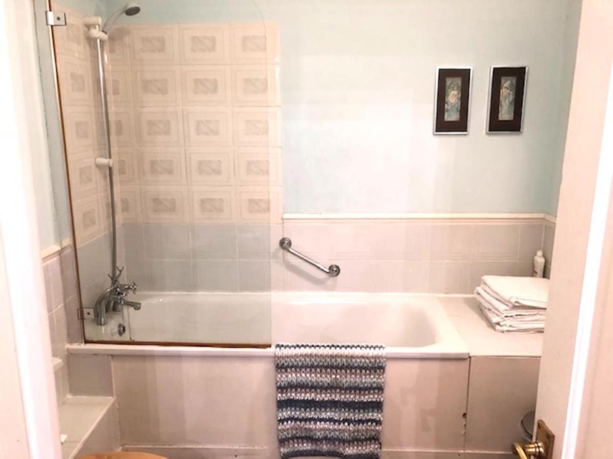 באת' Lauras Townhouse Apartments Dressmakers Salon מראה חיצוני תמונה