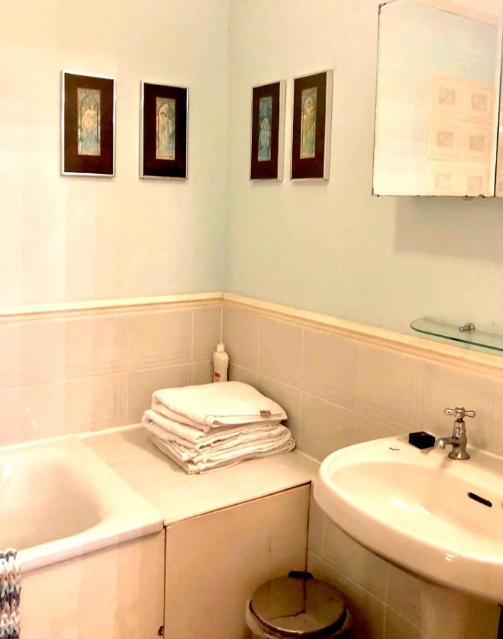 באת' Lauras Townhouse Apartments Dressmakers Salon מראה חיצוני תמונה