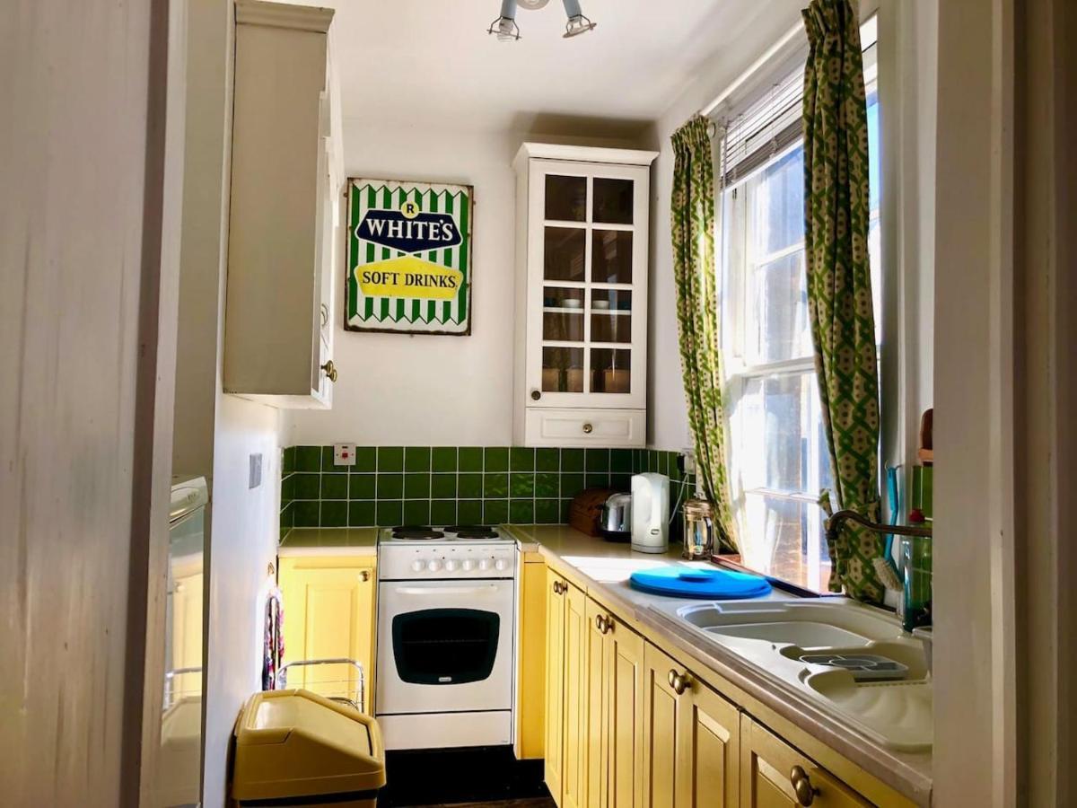 באת' Lauras Townhouse Apartments Dressmakers Salon מראה חיצוני תמונה